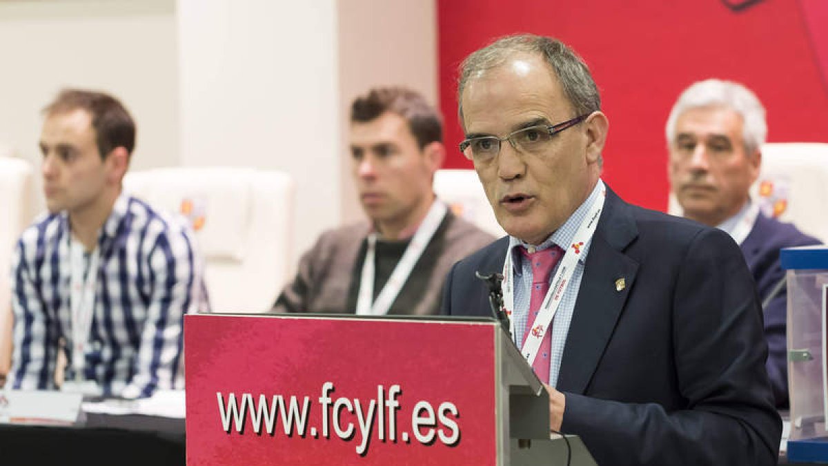 Marcelino Maté dirigiéndose a la asamblea general de la FCYLF. DL