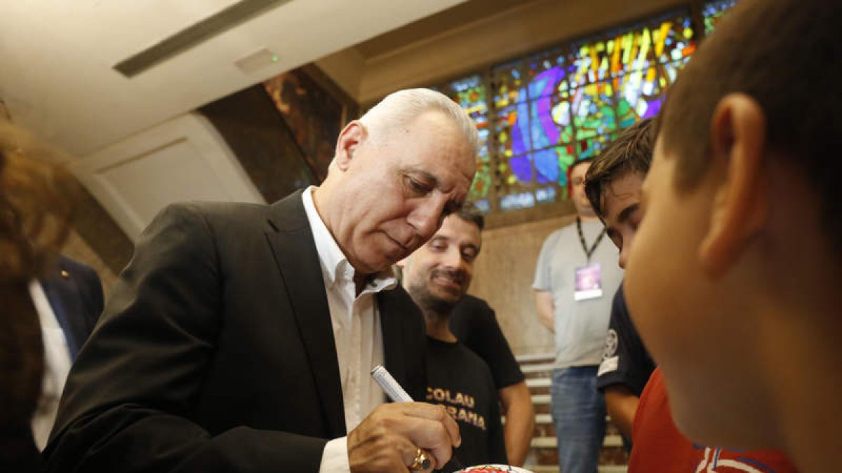 Stoichkov, ayer en un momento de su visita a León. FERNANDO OTERO