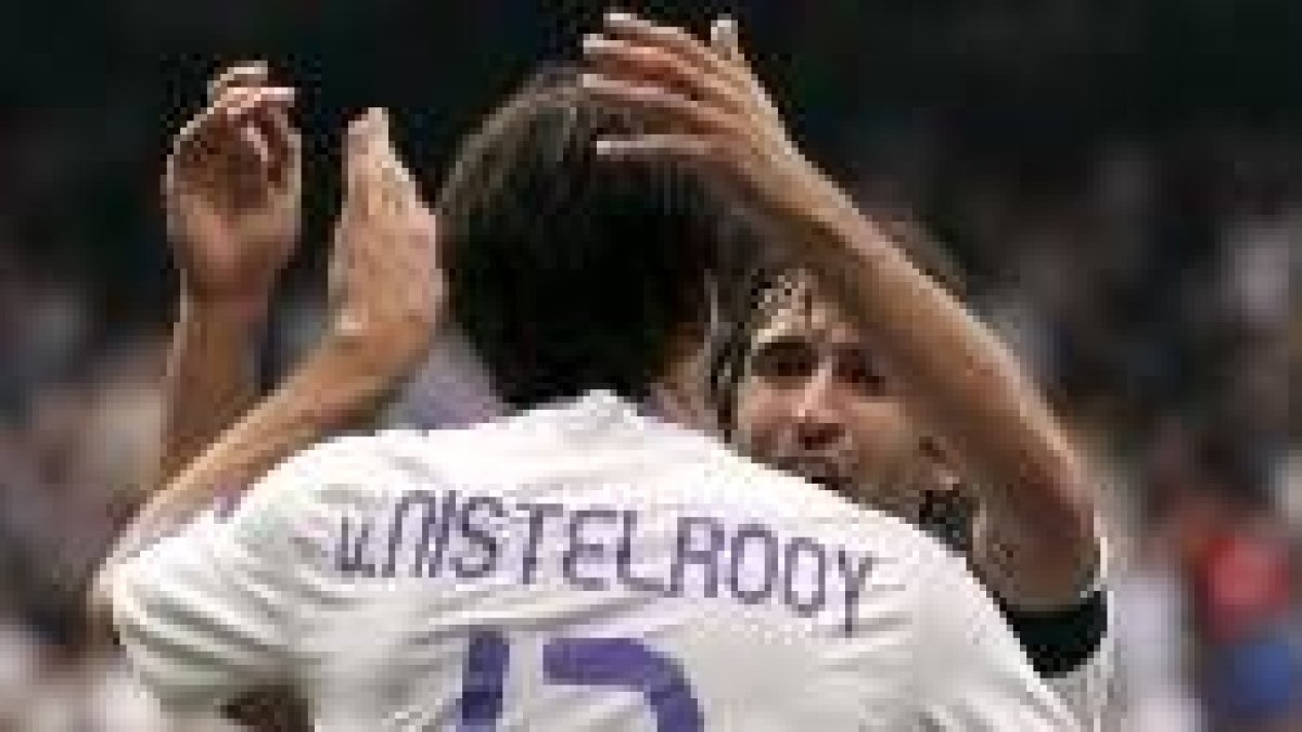 El delantero madridista Ruud Van Nistelrooy recibe la felicitación de su compañero Raúl González