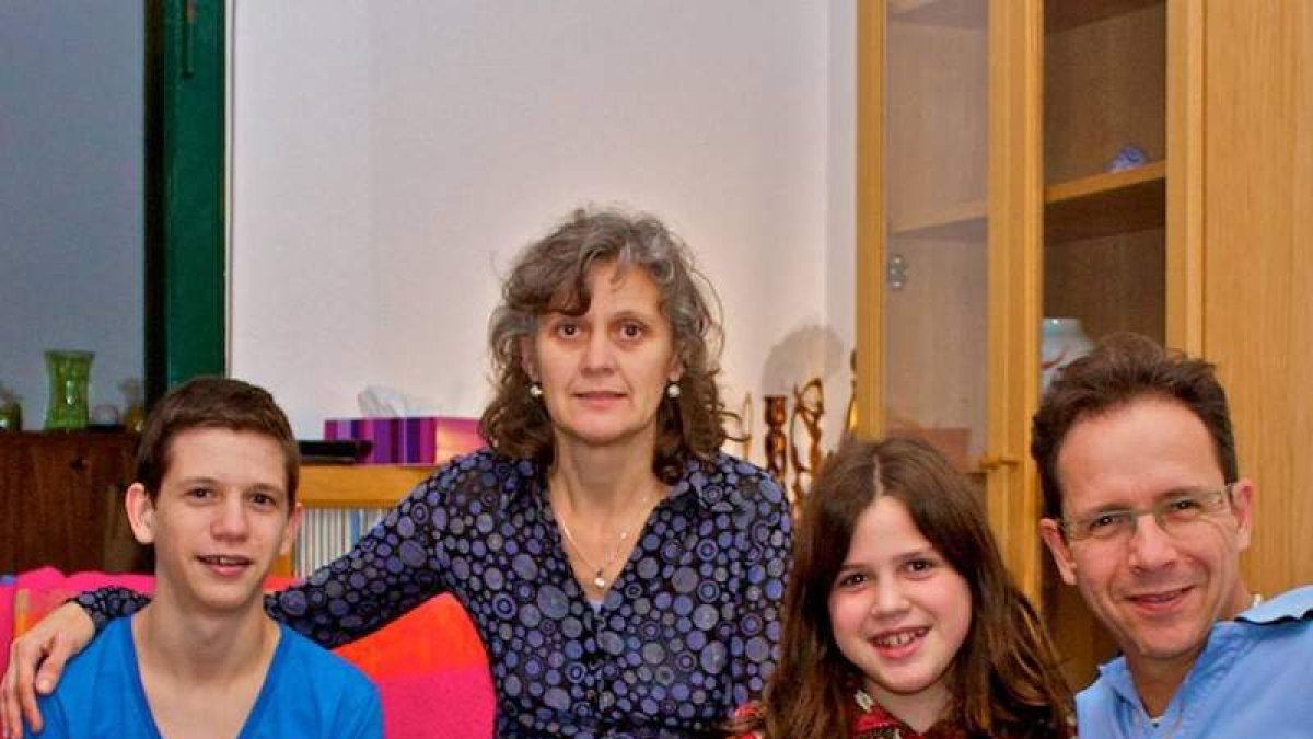 María del Pilar Cabezón, de Santa María del Páramo, junto a sus dos hijos y su marido.