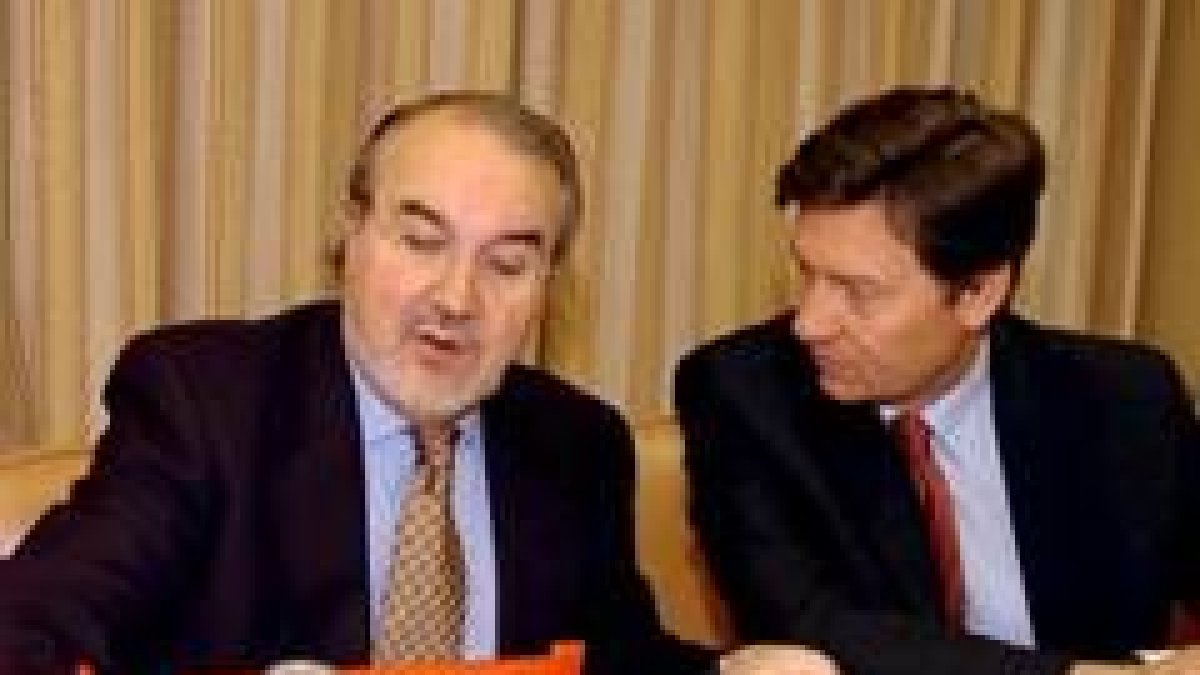 El ministro de Economía junto con el presidente de la Comisión de Economía y Hacienda del Congreso