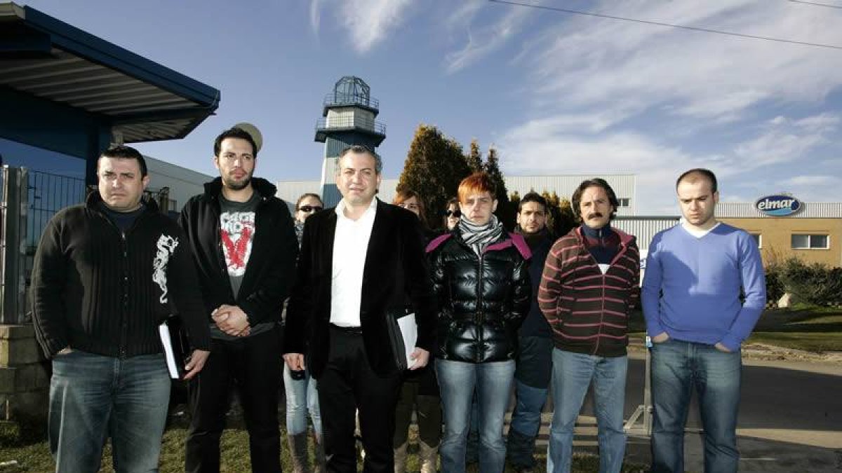 Nicanor Sen junto a los integrantes del Comité de Empresa de los trabajadores de Congelados Elmar