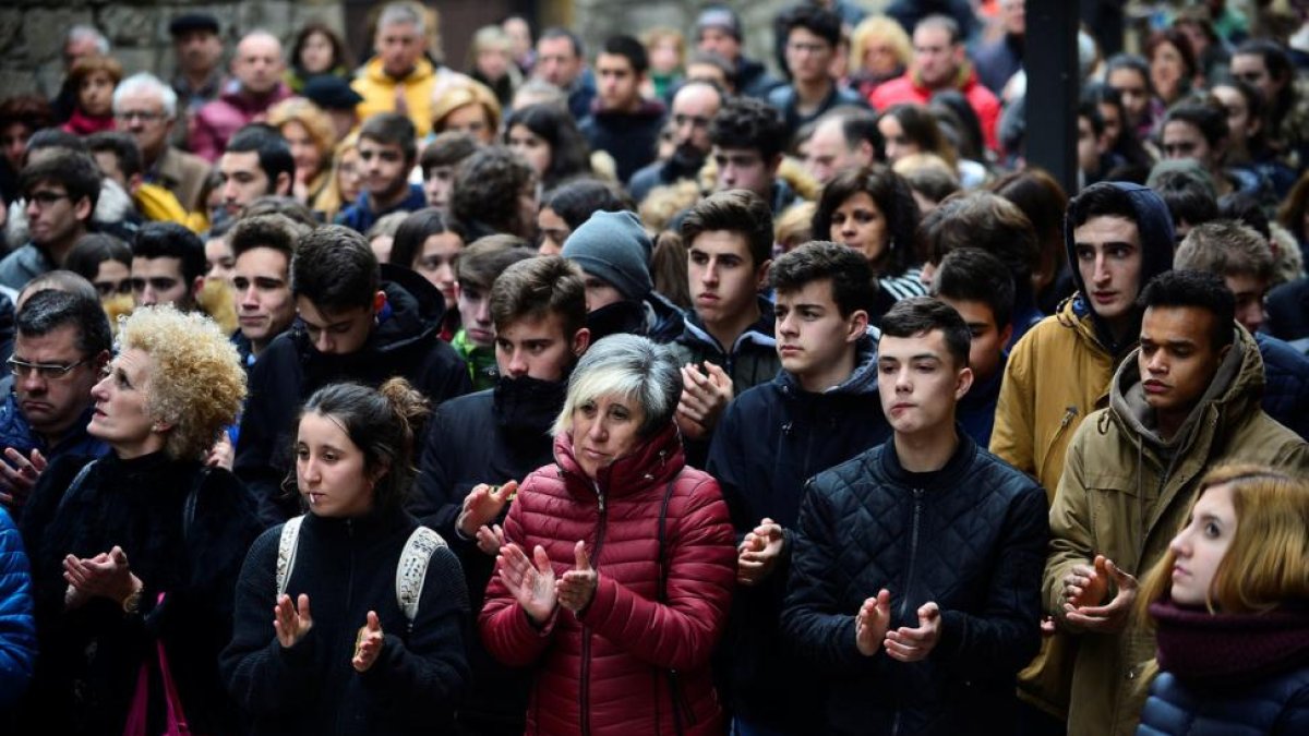 Homenaje en Ermua, al ertzaina fallecido en Bilbao.