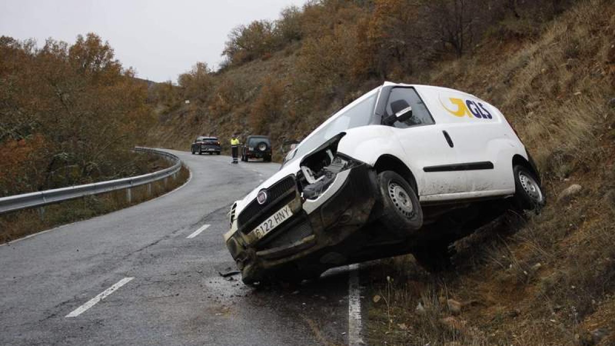 El pasado sábado un vehículo se salió y volcó en la subida a Yugueros. CAMPOS