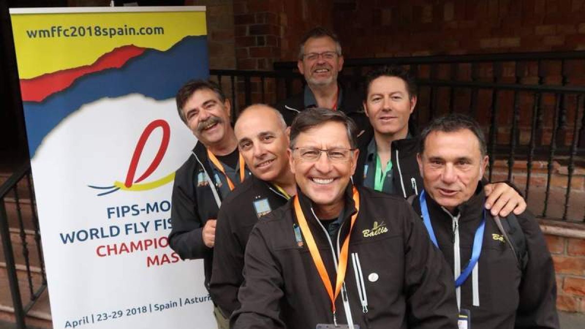 Tejedor, Prada, Rubén, Isaí, Víctor y el delegado Vert ya están en el escenario del Mundial. DL