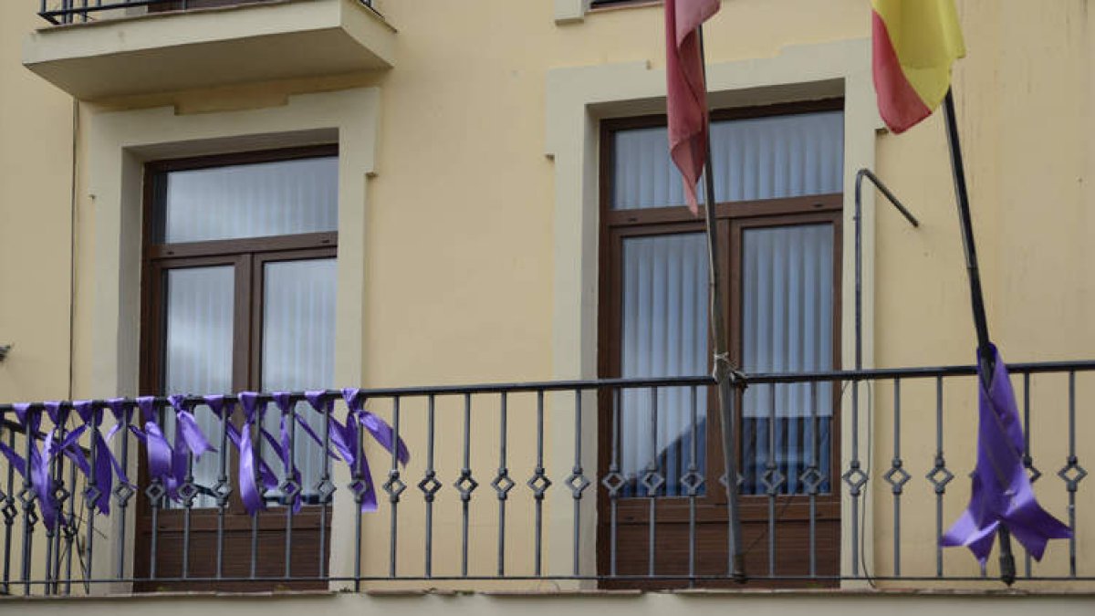 Los vecinos colocaron lazos en el balcón municipal en recuerdo de las víctimas del maltrato. ACACIO