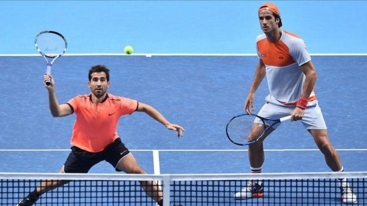 Marc López y Feliciano López, durante su debut en el Masters ante Kontinen y Peers.