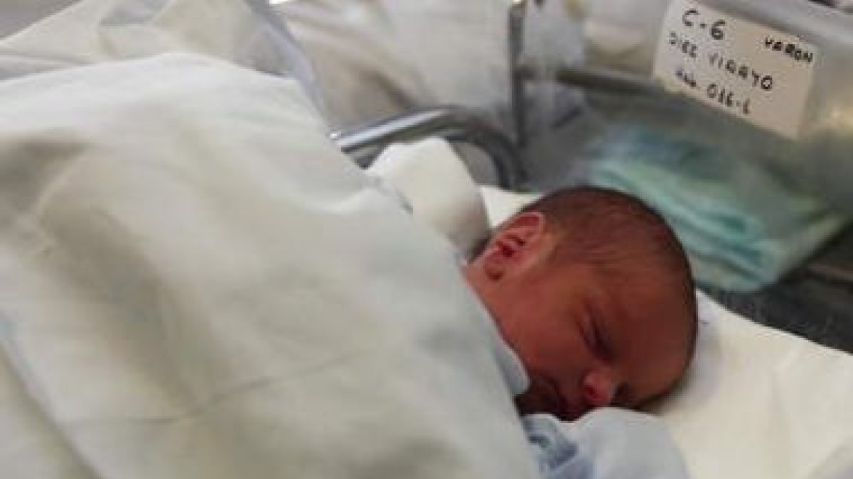 Martín, el primer bebé nacido en el 2011, duerme plácidamente en su cuna.