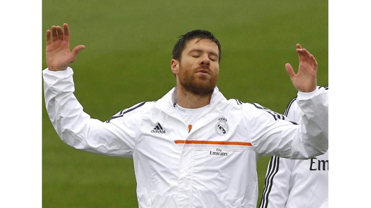Xabi Alonso durante un entrenamiento celebrado en las instalaciones de Valdebebas.