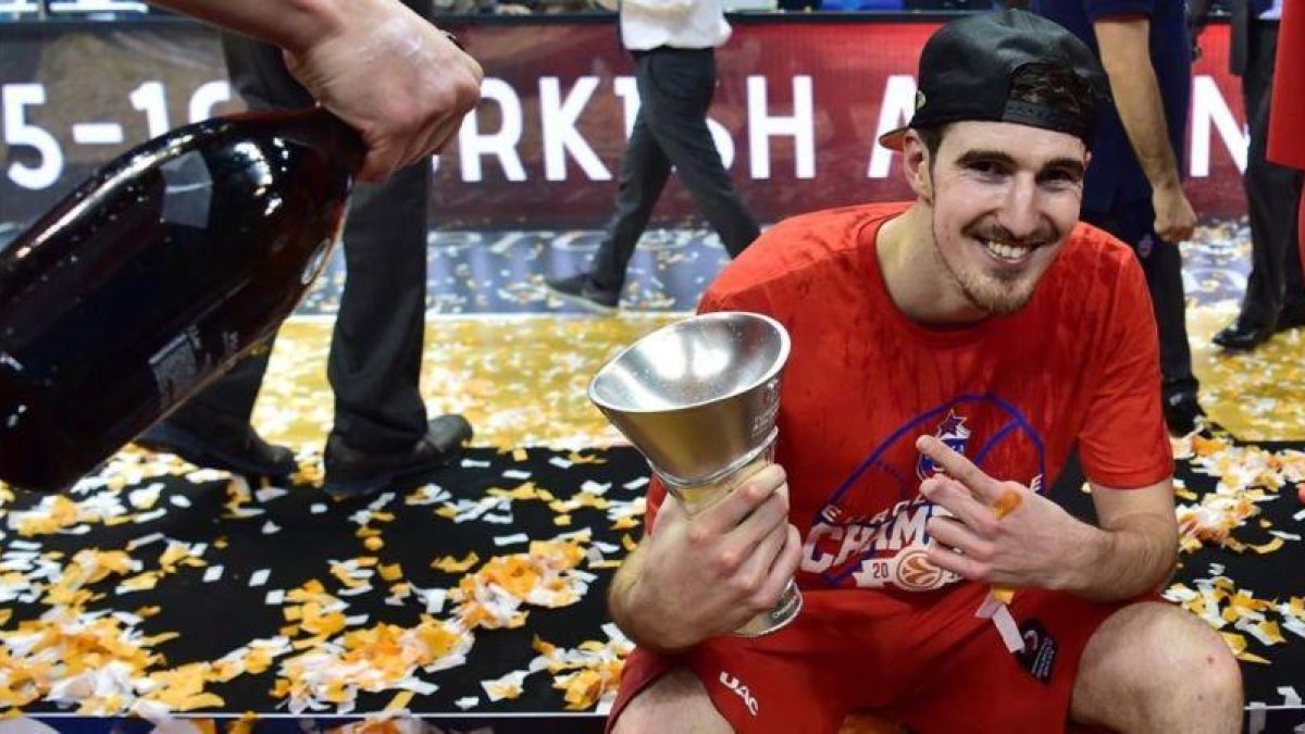 Nando de Colo, la estrella del CSKA, con el trofeo de campeones de la última Euroliga.