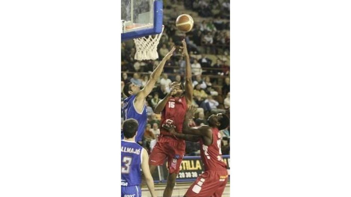 Peterson intenta anotar defendido por Berni y observado por Leather