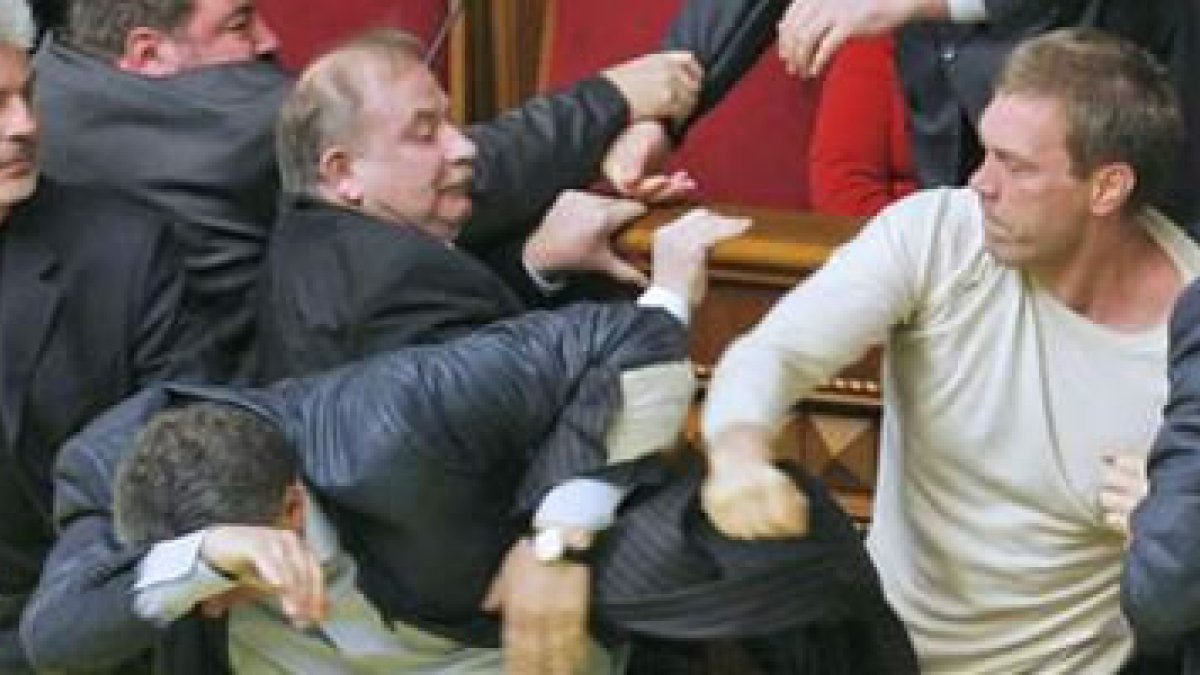 Varios parlamentarios se pelean en la sede del Parlamento ucraniano en Kiev.