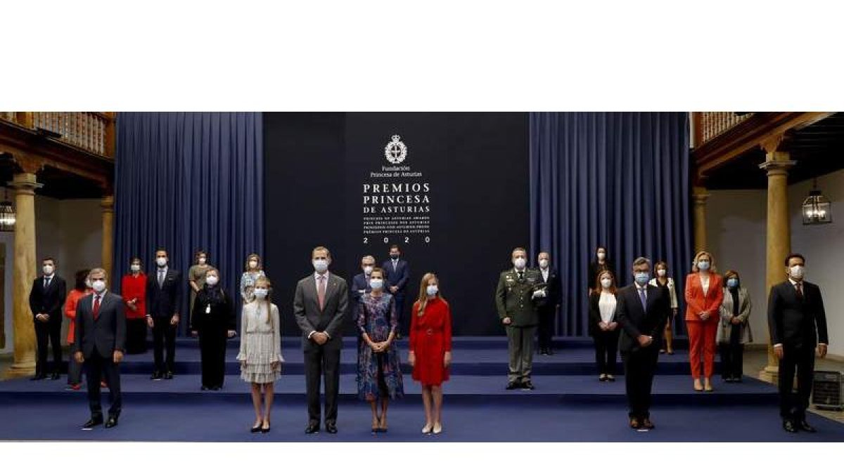 La nómina de premiados y autoridades posan con la familia real por la mañana en una recepción ofrecida por Felipe VI en el hotel Reconquista. BALLESTEROS
