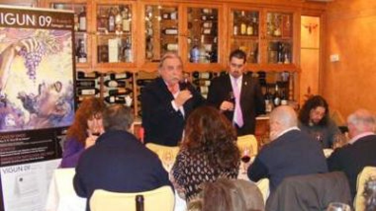 Juan Antonio Fernández, en el centro, durante la cata de Liberalia en Sahagún