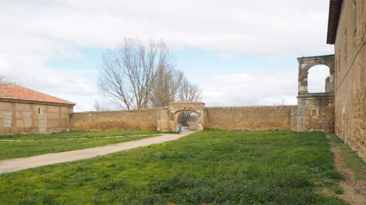 Patio al aire libre del Monasterio de Sandoval que será acondicionado como espacio cultural. DL