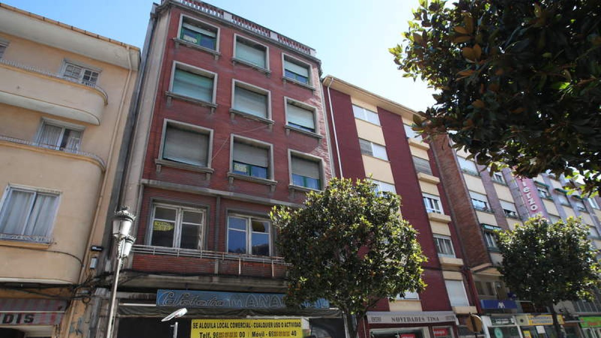 Otra imagen, del edificio que más caro se ha puesto a la venta. En la foto de la derecha, otra vista de La Puebla. ANA F. BARREDO