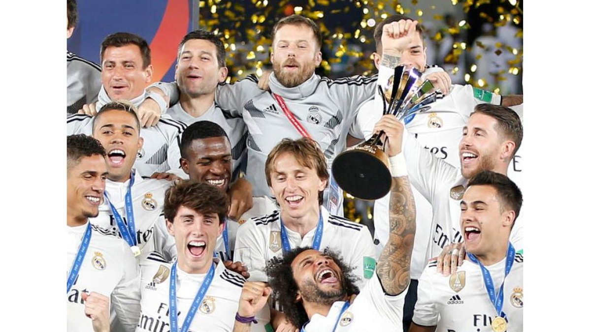 Marcelo levanta el trofeo que acredita al Madrid como campeón del mundo. ALI HAIDER