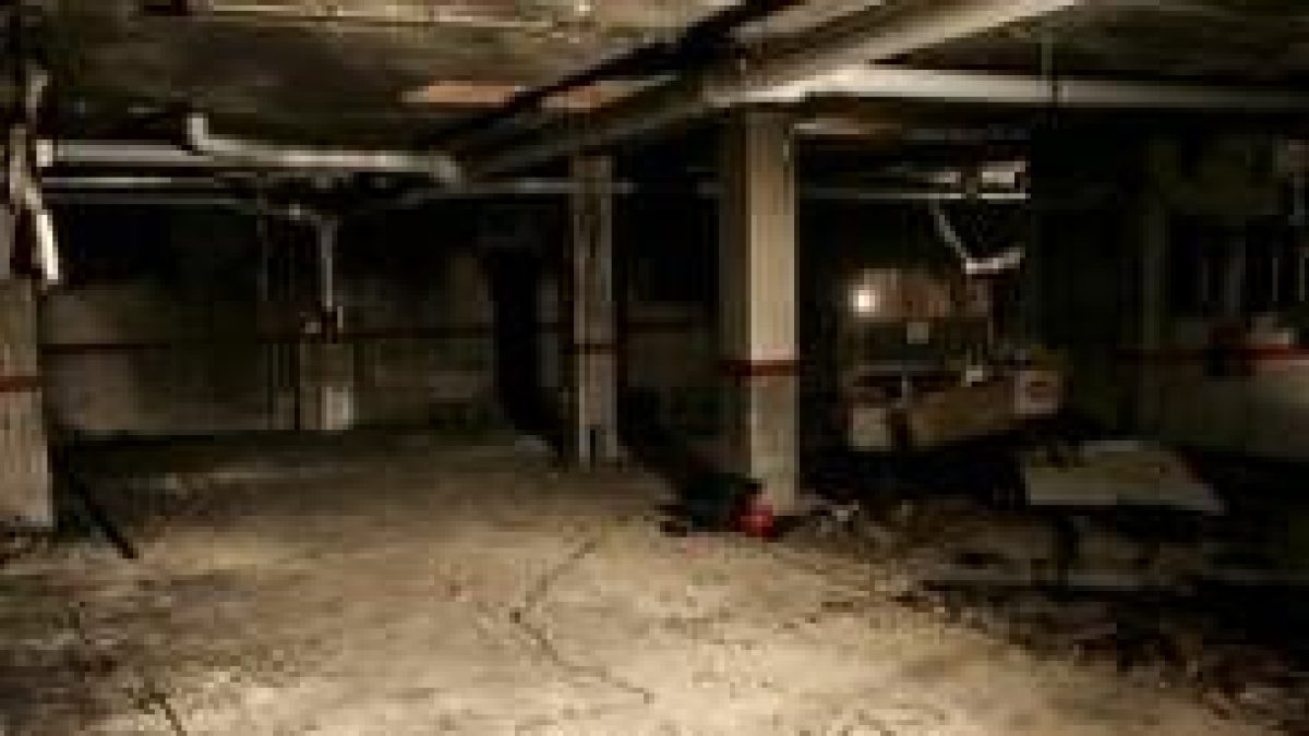El incendio, que comenzó en el garaje, afecto a las instalaciones eléctricas y de agua del inmueble