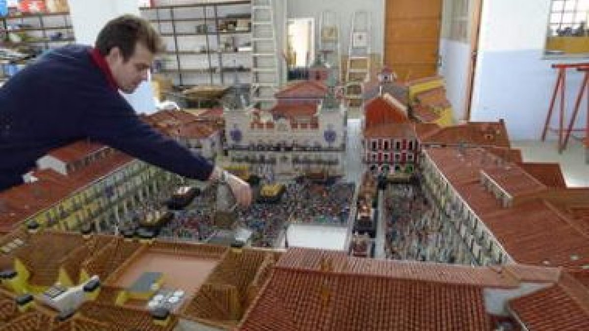 Luis García López trabajando en su maqueta, en la que también ha colaborado Juan Carlos Ponga.