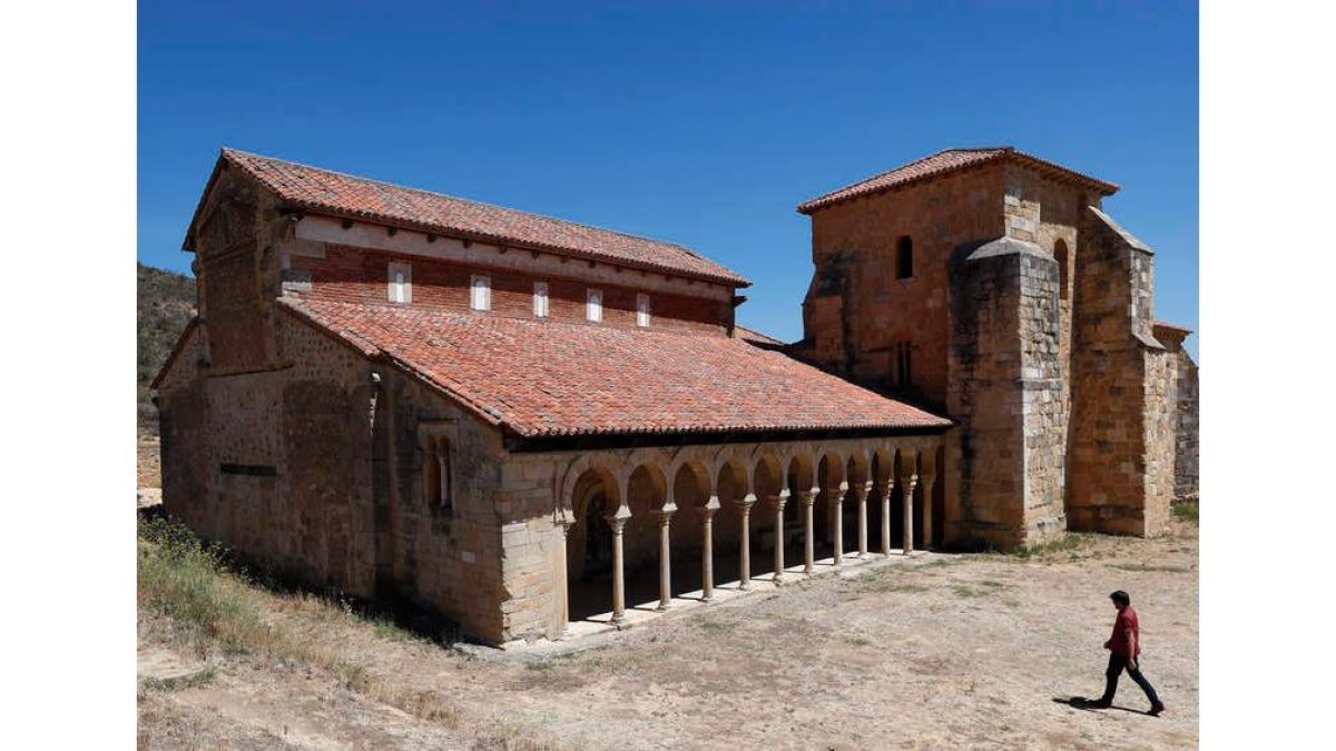 El Monasterio de San Miguel de Escalada es el gran referente de la ruta. JESÚS F. SALVADORES