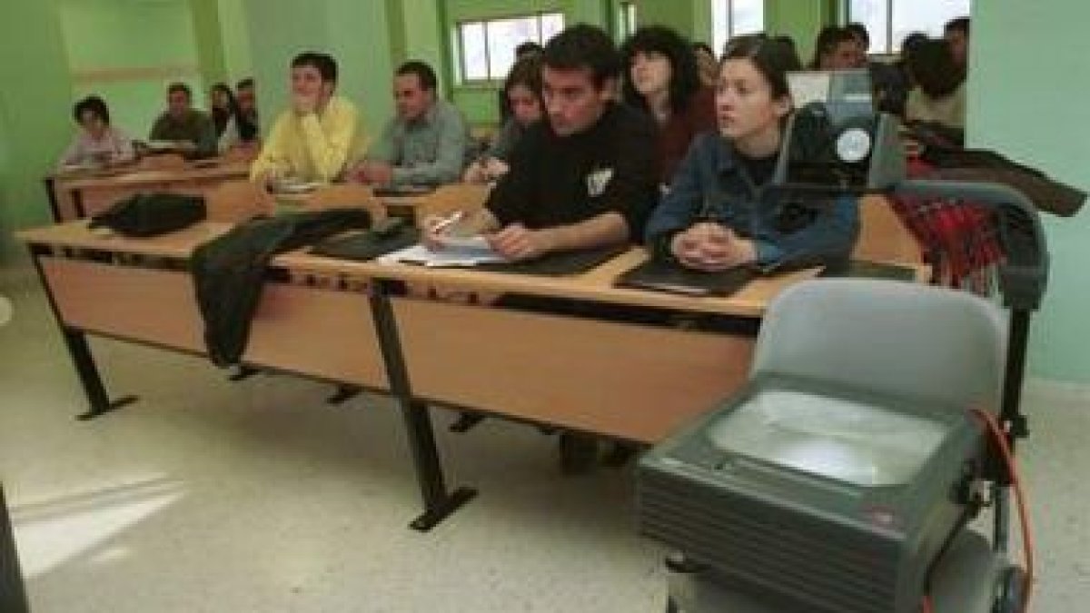 Los alumnos tienden a buscar información que amplíe los apuntes que toma en clase.