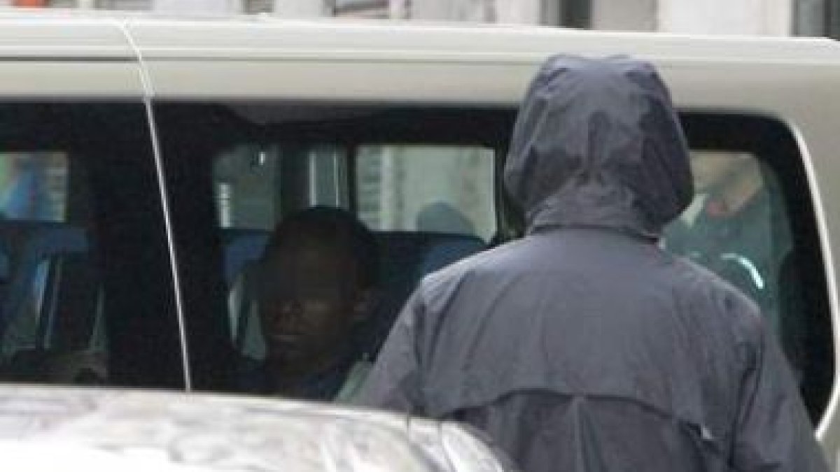 El pirata somalí fue enviado ayer a un juzgado de menores, donde fue interrogado.