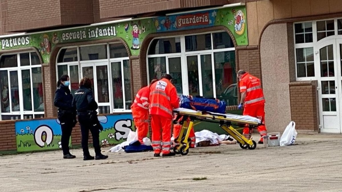 Los servicios sanitarios atienden a la octogenaria. M.Á.Z.