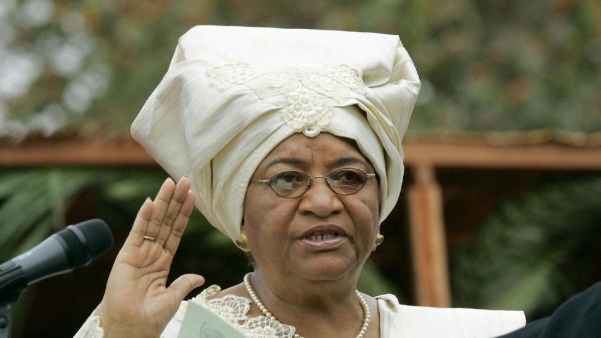 Ellen Johnson Sirleaf jura el cargo como presidenta de Liberia tras su primera victoria electoral, el 16 de enero del 2006, en Monrovia.