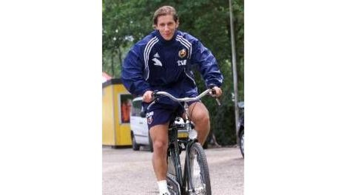 Michel Salgado pasea en bicicleta en una concentración internacional