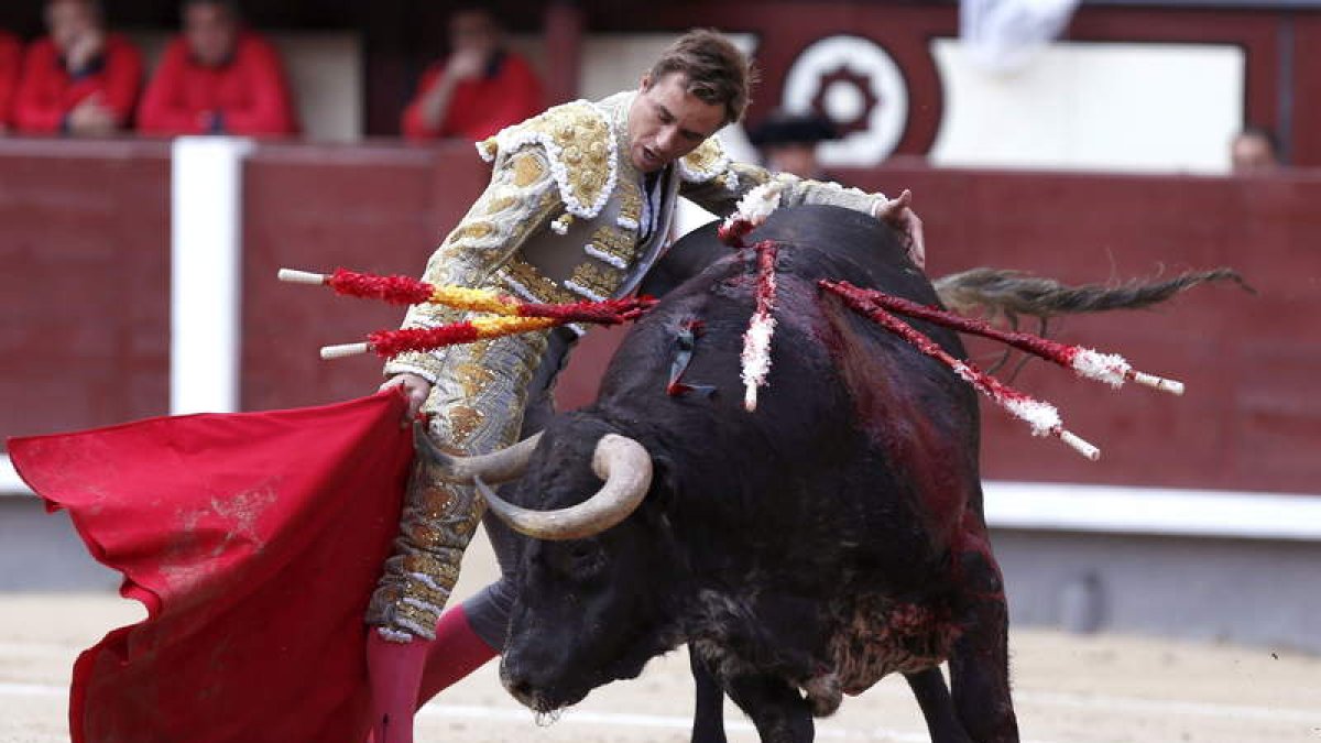 El diestro galo Juan Bautista durante la faena al primero de su lote.