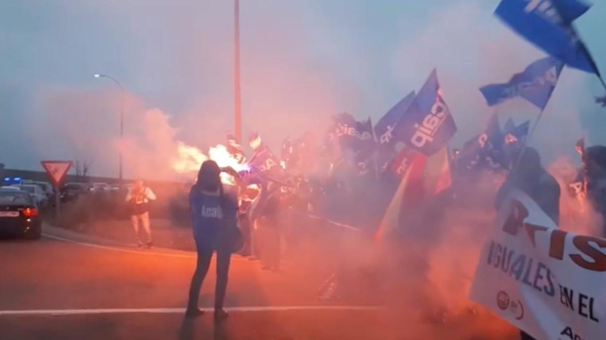 Concentración de trabajadores de prisiones ante el Centro Penitenciario Sevilla II.
