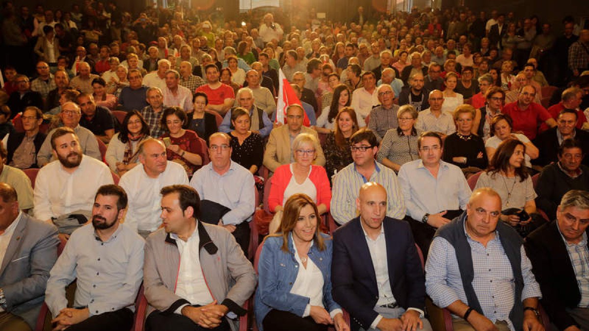 Susana Díaz, en el centro, rodeada de dirigentes y militantes y simpatizantes del PSOE, ayer, en el centro cívico del Crucero. S. PÉREZ