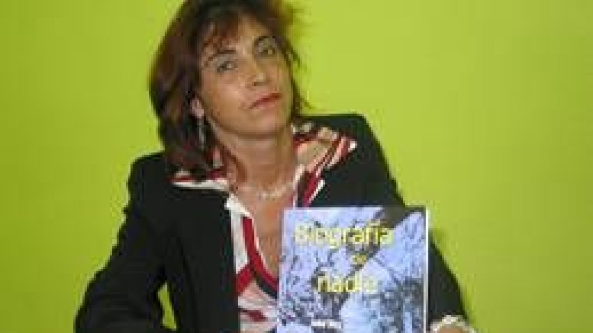 Julia Díez con su primera novela «Biografía de nadie»