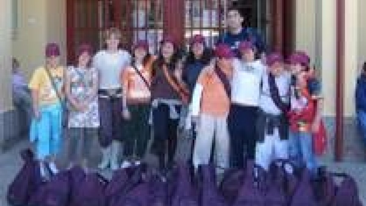 Los alumnos del colegio Virgen del Arrabal, antes de iniciar el viaje