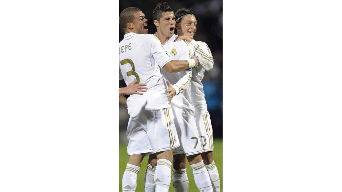 Pepe, Cristiano Ronaldo y Özil festejan un gol del Madrid.