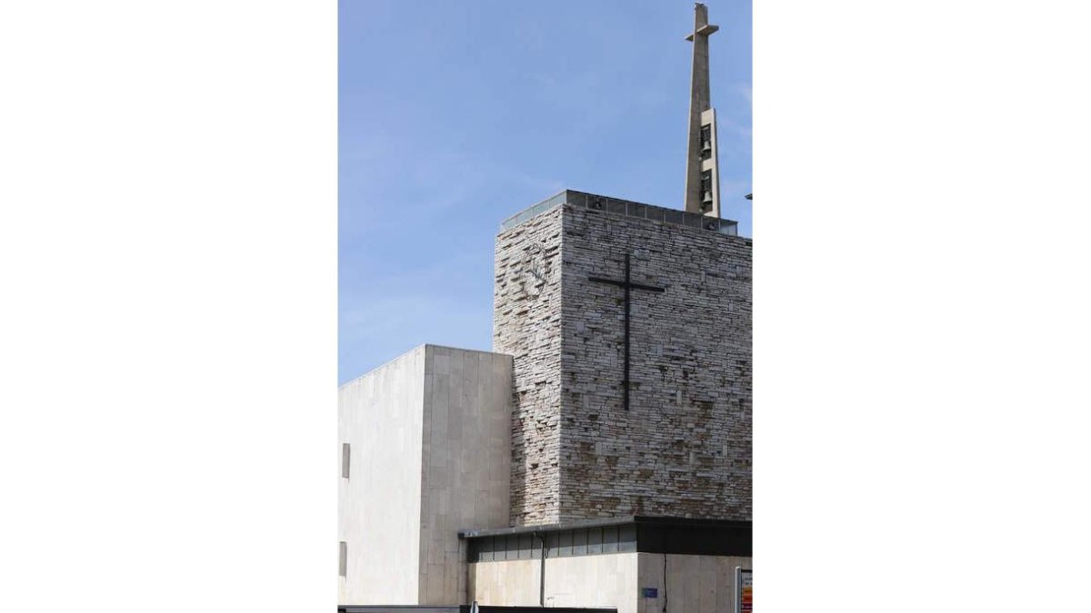 La basílica de La Virgen del Camino acogerá mañana la ofrenda y la solemne misa. MARCIANO PÉREZ