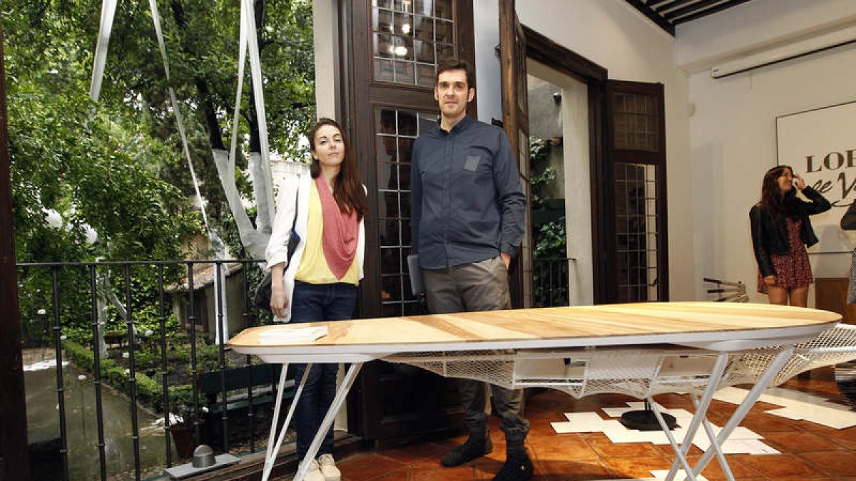 Marta Alonso Yebra e Imanol Calderón, Mayice, con su mesa Ray en la casa museo de Lope de Vega