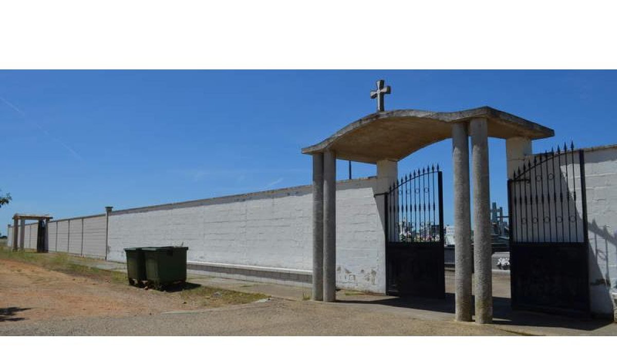 Imagen de la entrada del cementerio de Laguna de Negrillos. MEDINA
