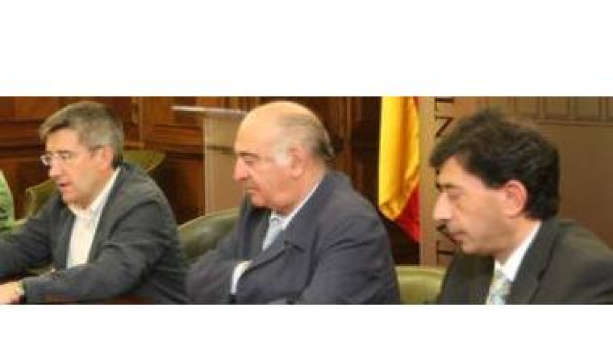 El alcalde Francisco Fernández, Manuel Lamelas Viloria y Jaime González, en una imagen de archivo.