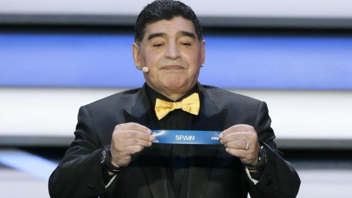 Maradona, durante el sorteo del Mundial de Rusia.