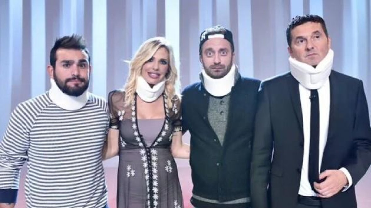 Los reporteros supuestamente agredidos por la familia Márquez, Stefano Corti y Alessandro Onnis (primero y tercero por la izquierda), junto a los presentadores del programa 'Le Iene' (Las hienas), Ilary Blasi y Teo Mammucari.