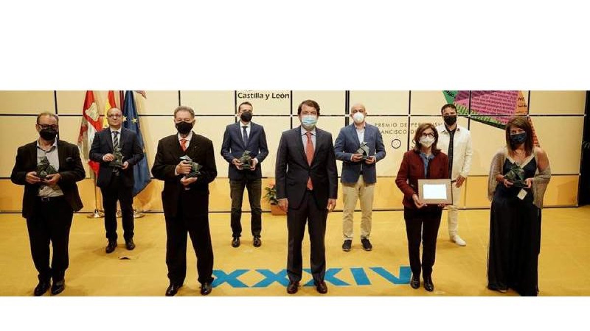 Foto de familia de los ganadores de los Premios Cossío. En el centro, el presidente de la Junta; y el cuarto por la izquierda, Carlos Fidalgo. MG