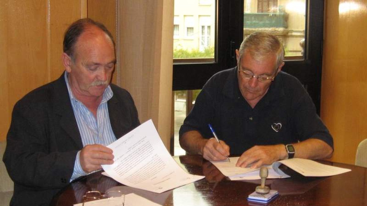 Manuel Otero y José Andrés Rodríguez Cea, ayer durante la firma de la cesión del suelo.