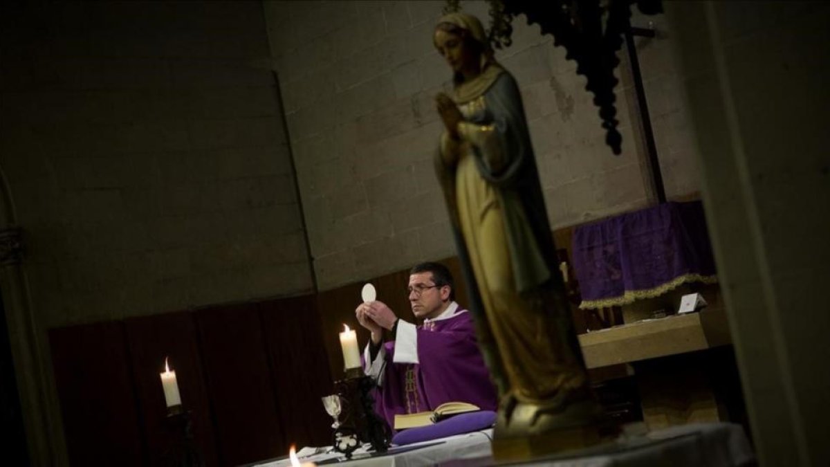 Un párroco oficia misa en la iglesia barcelonesa de la Concepció