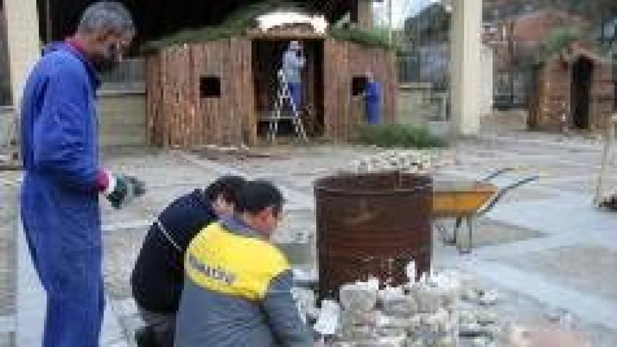 Un grupo de colaboradores daba ayer en la plaza de Torre los últimos retoques al belén urbano
