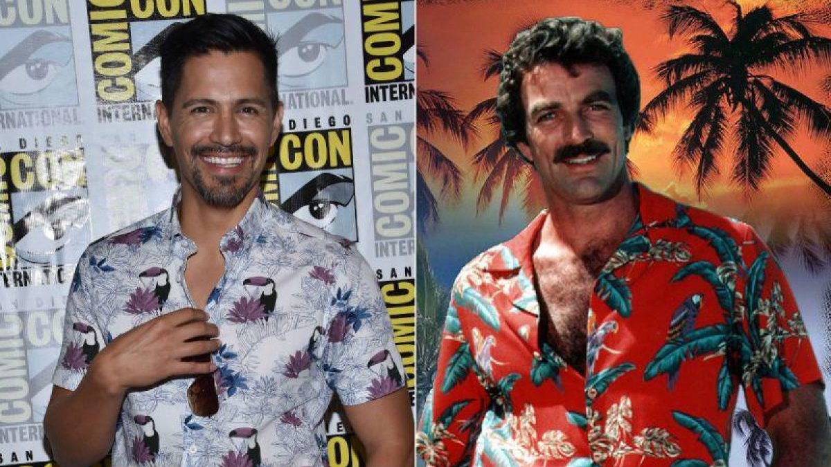 Los actores Jay Hernández, que protagoniza la nueva serie Magnum PI, y Tom Selleck, que encarnó al popular detective en los años 80.