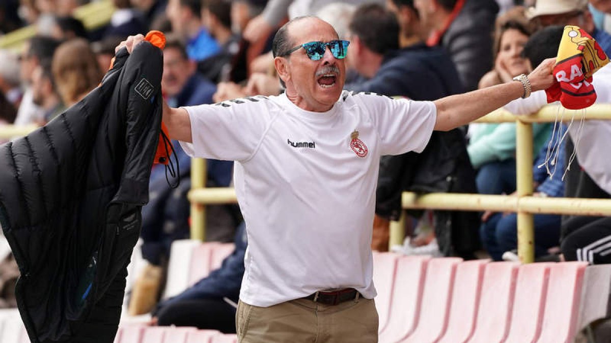 La afición de la Cultural acudió a arropar a su equipo ante el Burgos CF en El Plantío. CÉSAR MANSO