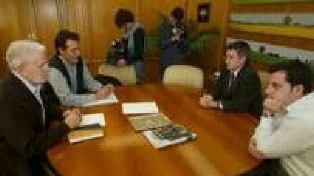 El alcalde de León, Francisco Fernández, con representantes de Altradime y el concejal Ibán García