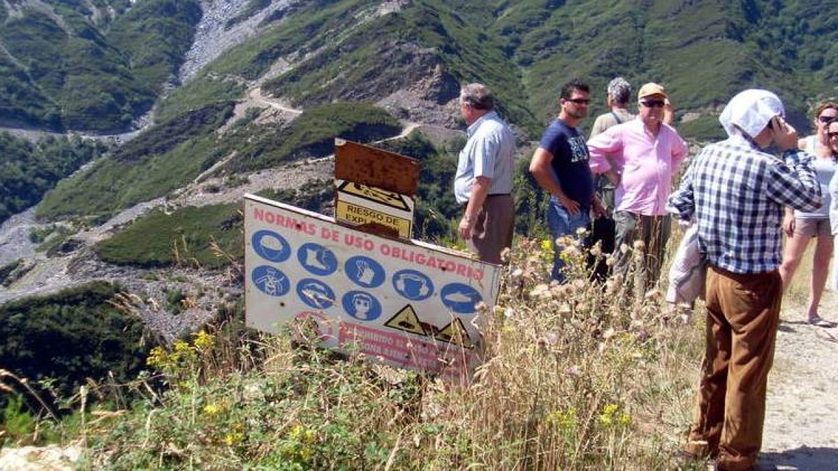Los manifestantes, ayer en el valle de Gestoso con las explotaciones de pizarra al fondo.