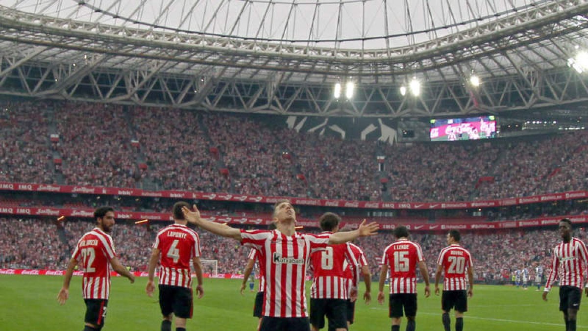 Muniain celebra el primer gol del Athletic ante la Real en San Mamés. LUIS TEJIDO